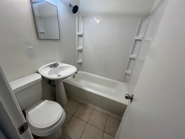 Building Photo - Spacious 2 bedroom townhome