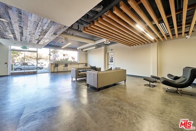 Building Photo - 105 S Mariposa Ave