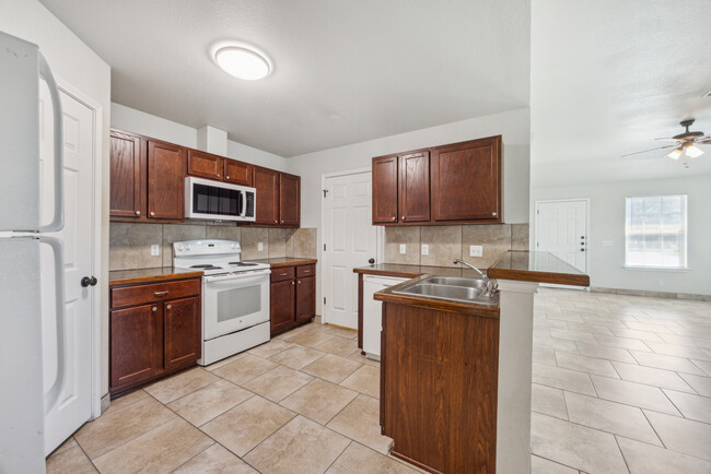 kitchen - 2501 Oak Ln