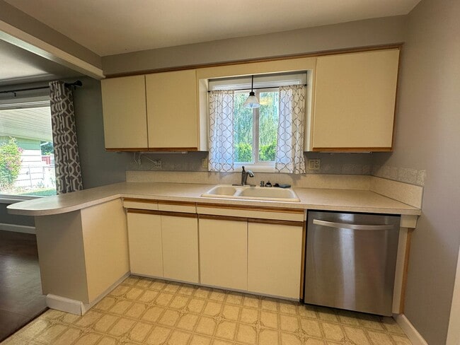 Building Photo - Three Bedroom Home in South Salem with Lar...