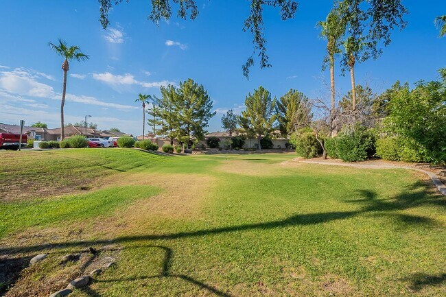 Building Photo - AVAILABLE JULY - Three Bedrooms + Loft!