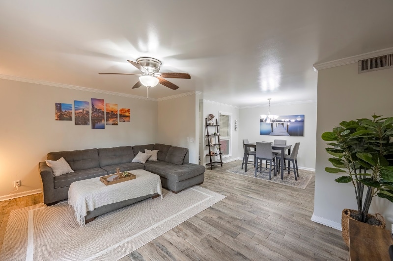 Photo - 515 Basswood Ave