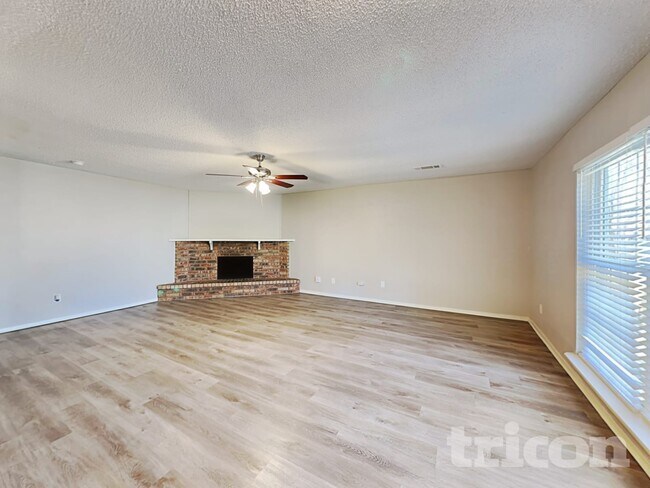 Foto del edificio - 7437 Sandhurst Ln E