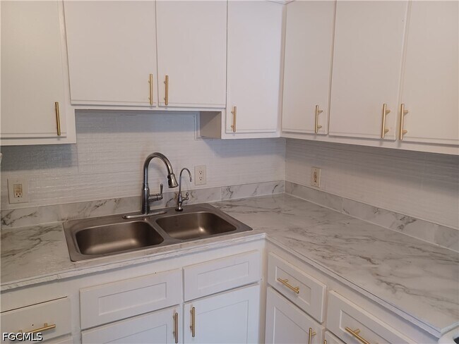 Building Photo - 4808 Lucaya Dr
