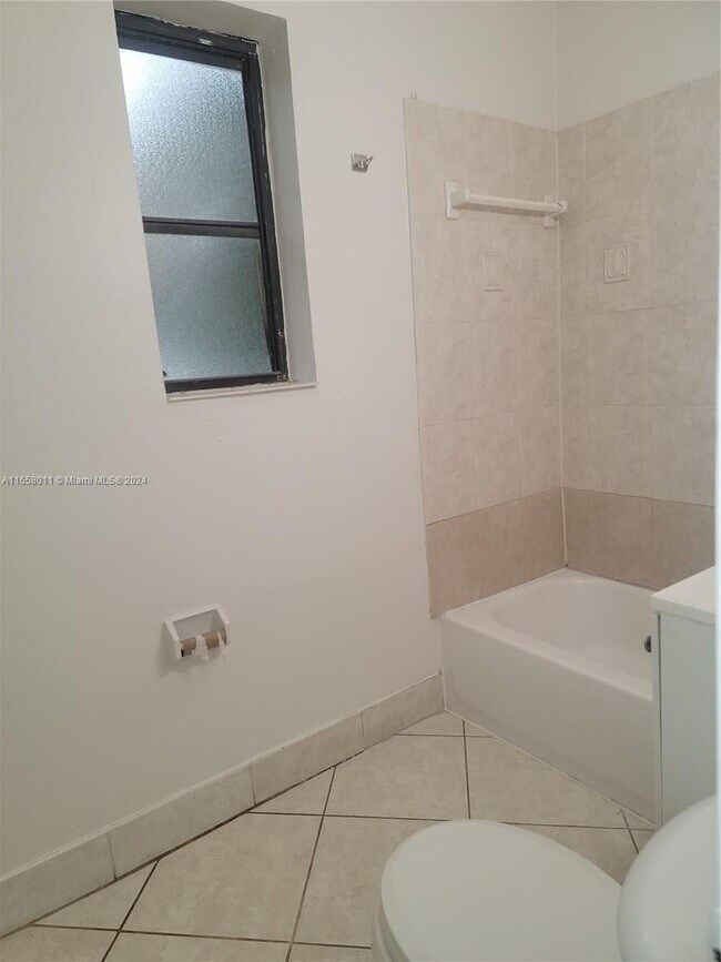 Building Photo - 1800 NE 51st Ct
