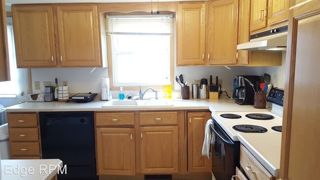 Building Photo - 2 br, 1 bath Apartment - 5503 University Ave