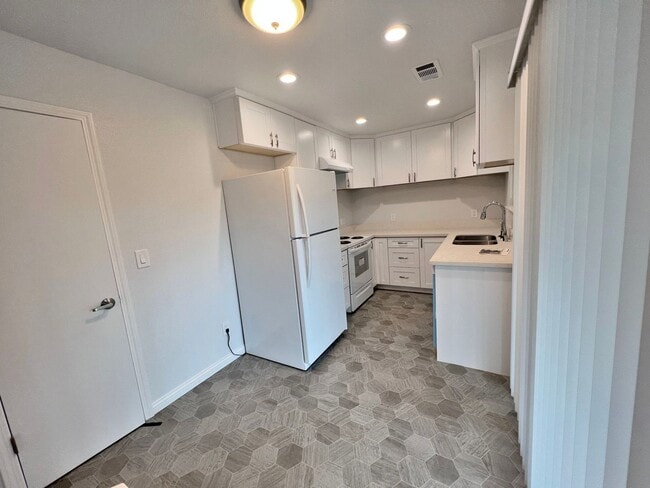 Building Photo - 1612 Mendenhall Dr