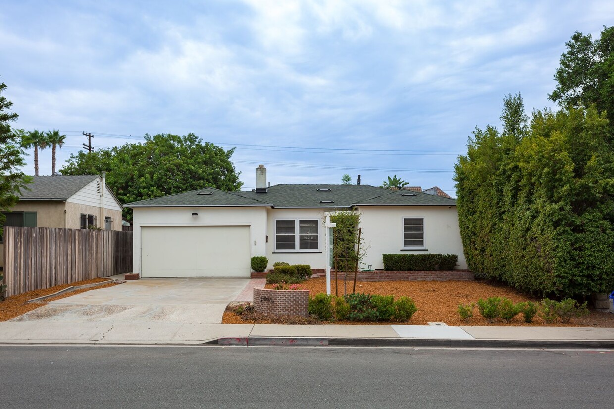 Primary Photo - Charming Vintage Home in College East