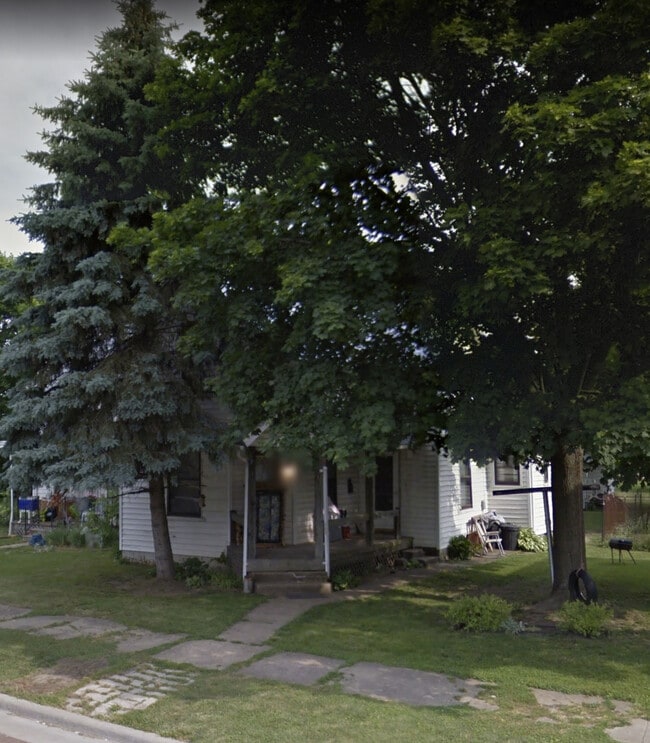 Street View - 903 W Chestnut St