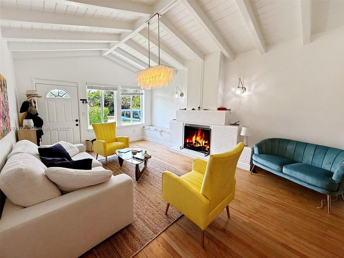 Foto principal - 9049 Carlyle Ave