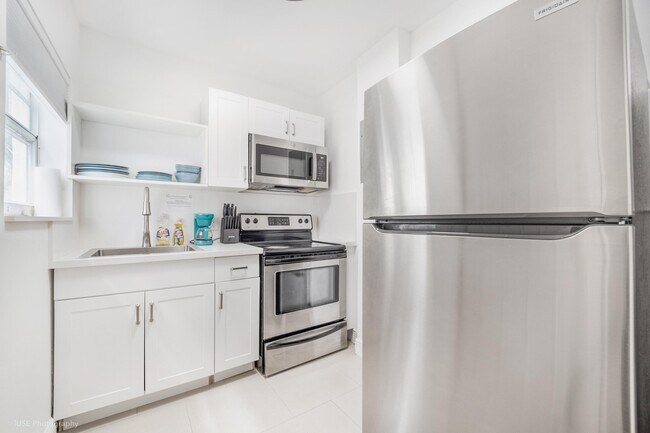 Foto del edificio - 6966 Byron Ave