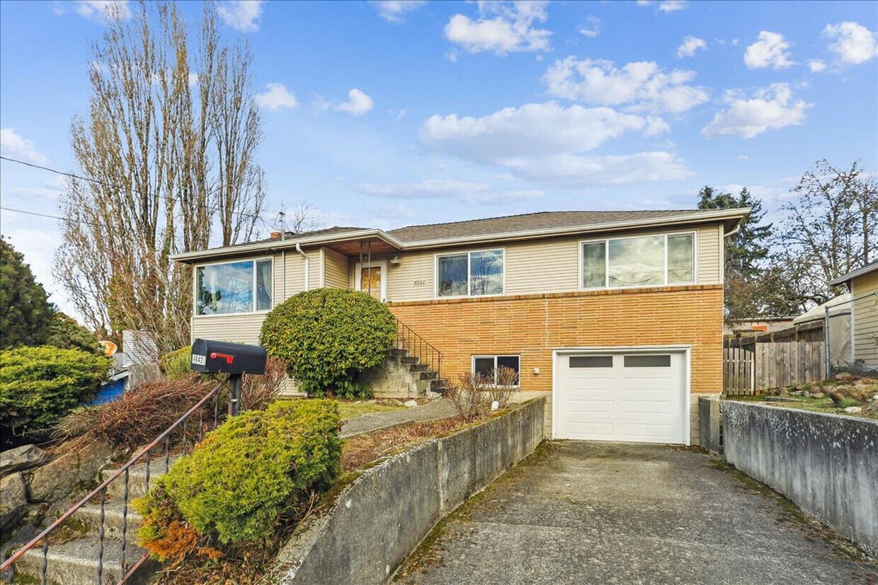 Primary Photo - 4642 S Frontenac St