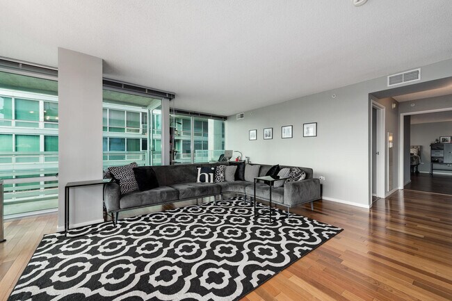 Foto del edificio - 9715 Woods Dr