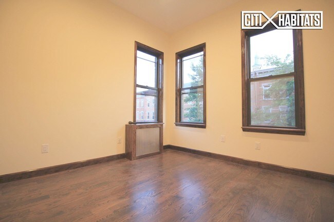 Foto del edificio - 5807 68th Rd