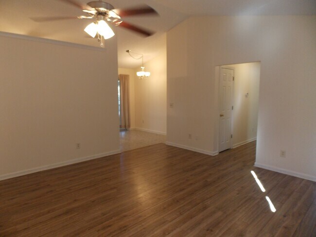 Foto del edificio - 716 Lilly Naz Ln