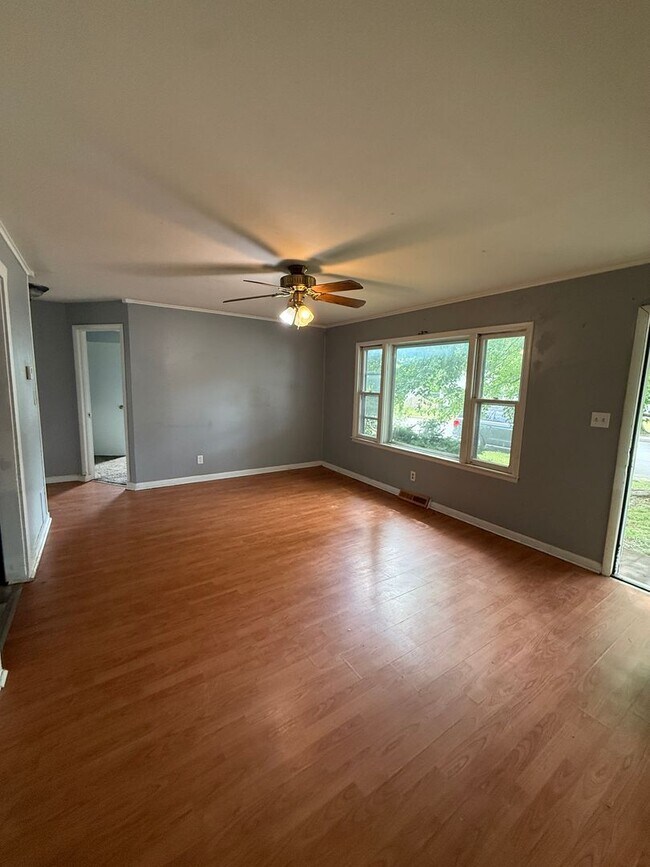 Foto del edificio - 2 bedroom/1 bathroom house/1 car garage