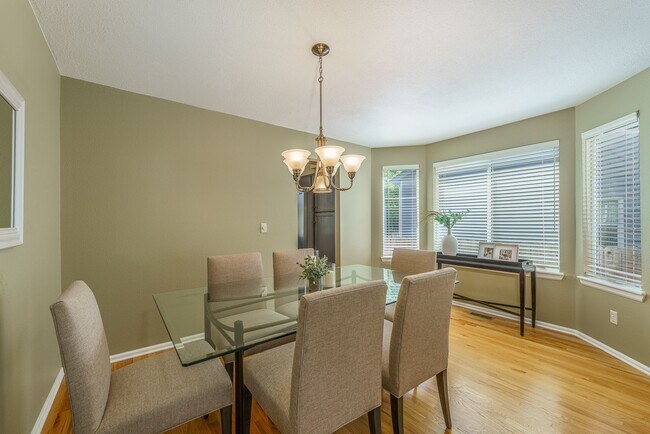 Building Photo - Gorgeous 5BR, 3.5BA, backs to trail, great deck, finished basement, more!