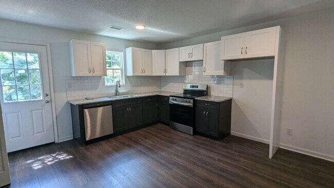 Foto del edificio - Totally Renovated Top to Bottom 2BR