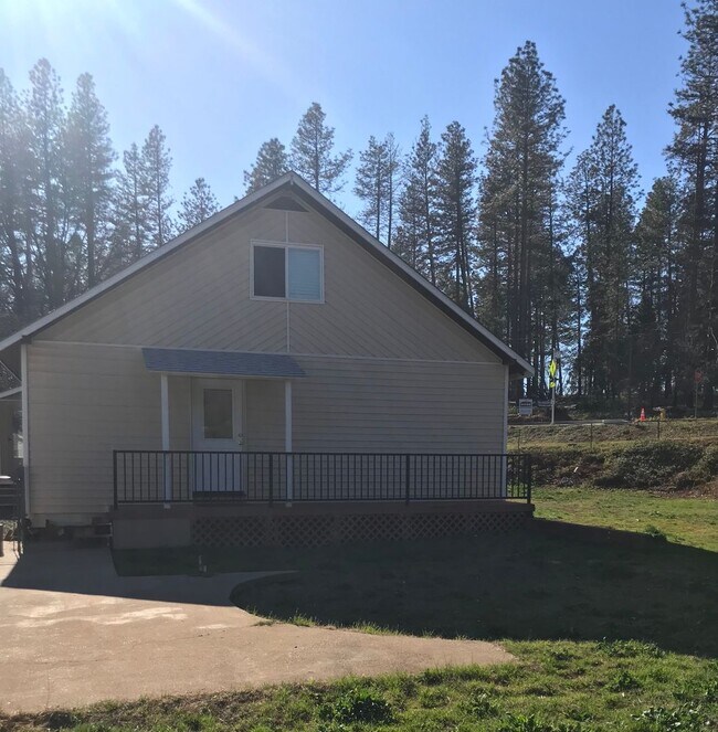 Building Photo - Updated 3 Bedroom 2 Bathroom Home in Paradise!