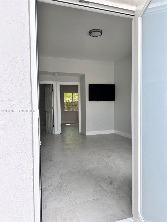 Building Photo - 842 SW 14th Ave