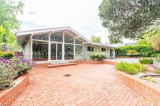 Building Photo - 212 Blackstone Dr