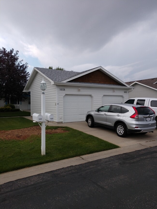 Single car garage on right side - 1610 Wembly Plz