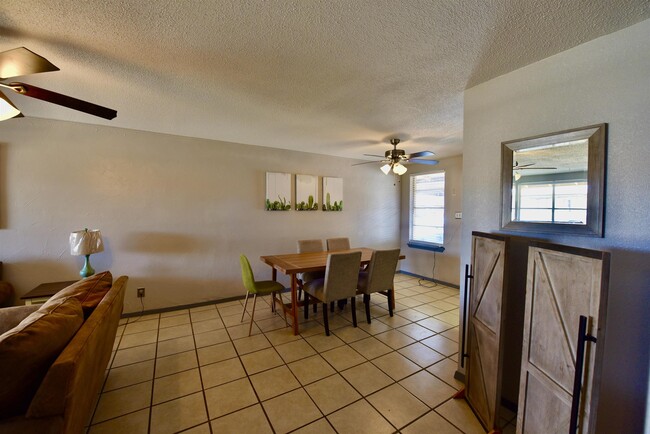 Building Photo - 710 W Cantu Rd