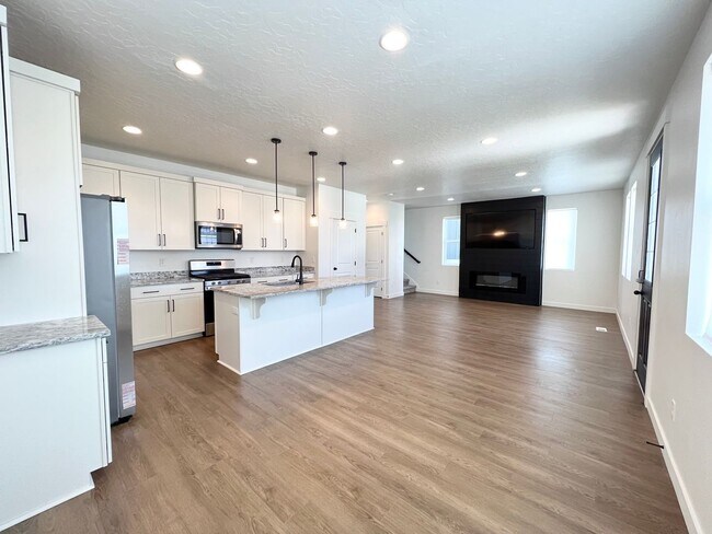 Building Photo - 4 bedroom/2.5 bathroom House in Payson