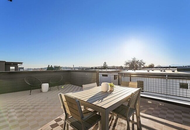 Foto del edificio - "Charming 3-Bedroom Gem in Seattle's Vibrant Heart - 1733 Sq. Ft. of Modern Comfort!"