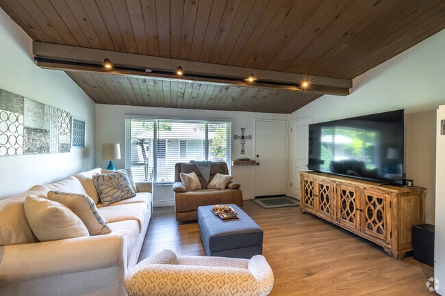 2BR, 1BA - 700SF - Living Room - 2323 San Juan Ave