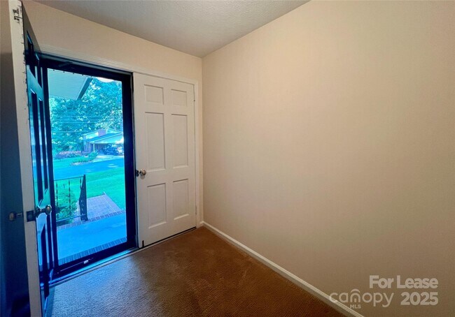 Foto del edificio - 294 Spicewood Cir
