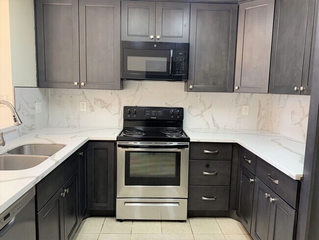 Building Photo - Amazing 2 bedroom townhome in Irvine!