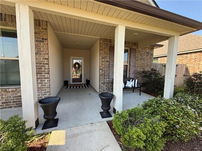 Building Photo - Welcome home to this **beautiful 4-bedroom, 2-bath rental