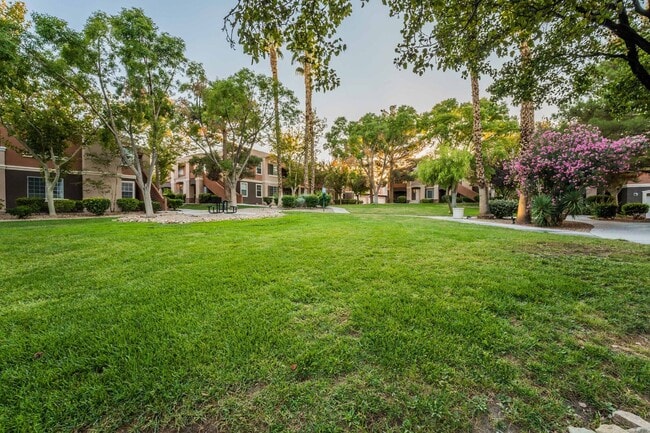 Building Photo - Open 2 Bedroom Condo For Lease!