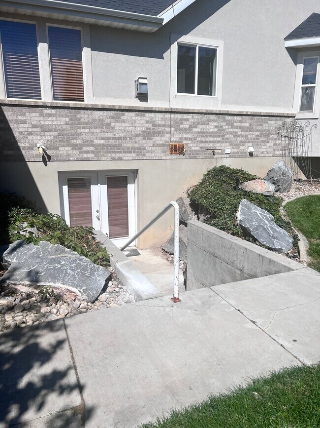 Private entrance - 6233 Ridge Rd