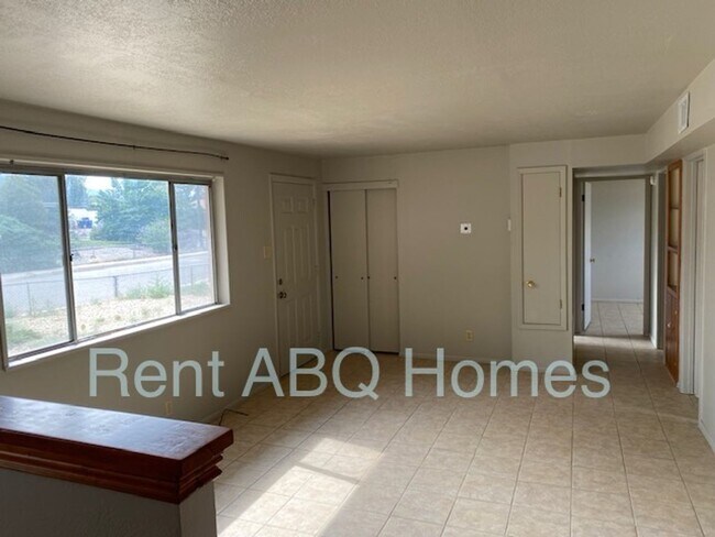 Foto del edificio - 1,100 sq ft 3 Bedroom, 1 Bath Family Home