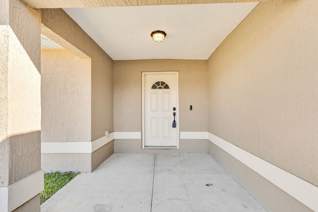 Building Photo - Large 4 Bedroom Rental!