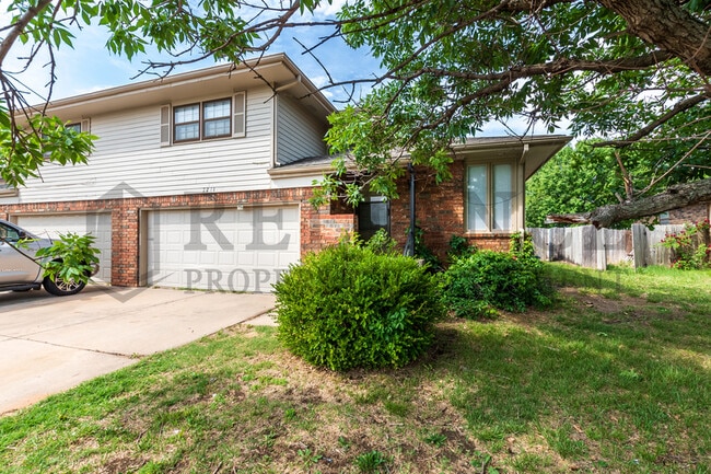 Building Photo - 2241 S White Oak Dr