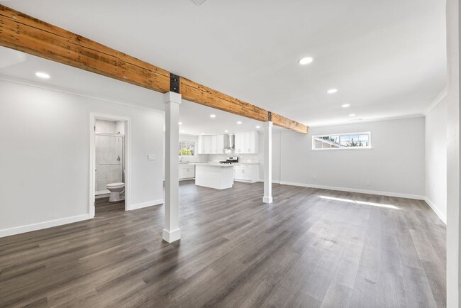 Building Photo - 1440 Cranmer Dr