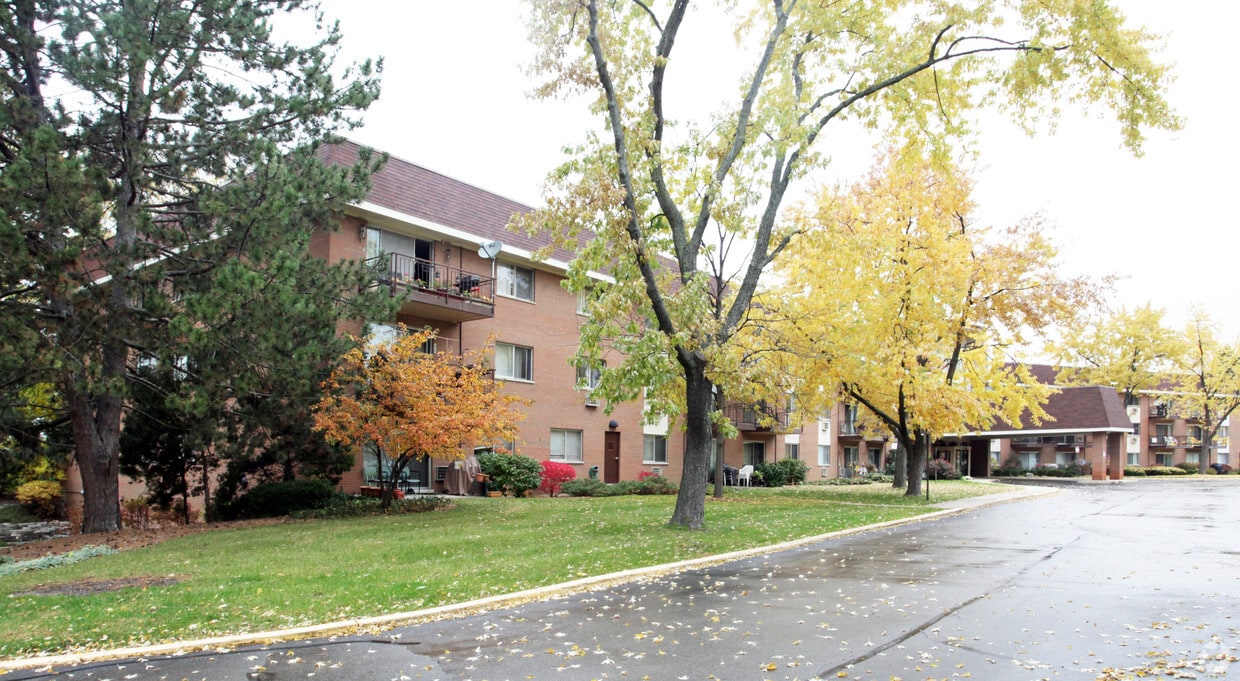 Primary Photo - Royal Glen Condominiums