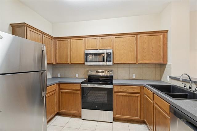 Foto del edificio - 2324 Stoneleigh Pl