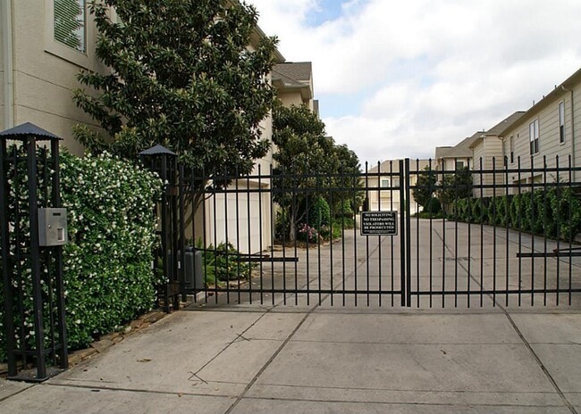 Building Photo - 3815 Center Plaza Dr