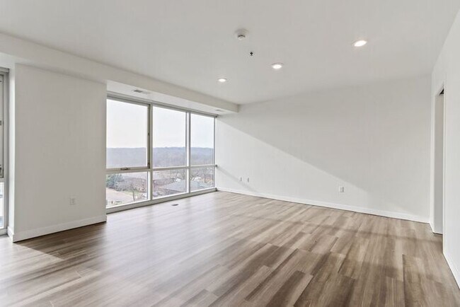 Foto del edificio - $2,575 | 1 Bedroom, 2 Bathroom Condo | Pet Friendly* | Available for Immediate move-in!