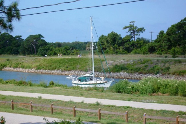 Building Photo - 2221 Scenic Dr
