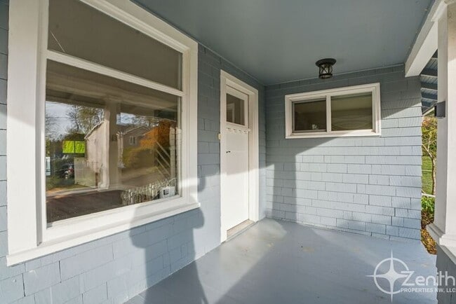 Building Photo - 1321 NW Drake Way