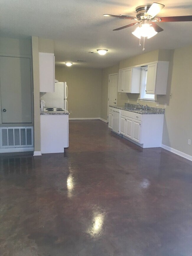 Building Photo - Hickory Hill 2/1