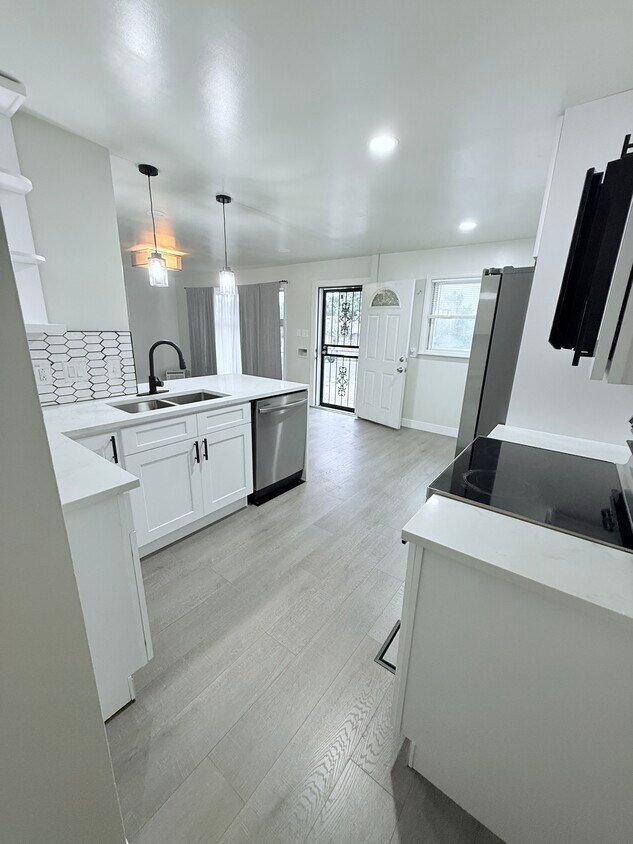 Kitchen main floor - 1281 Worley Dr