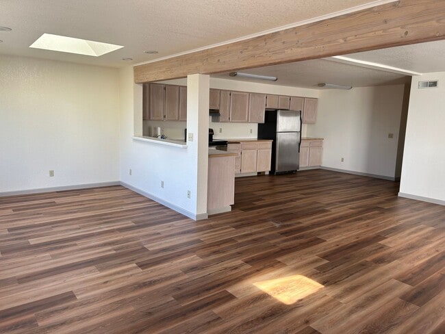 Building Photo - Updated/Renovated 3-story Townhome