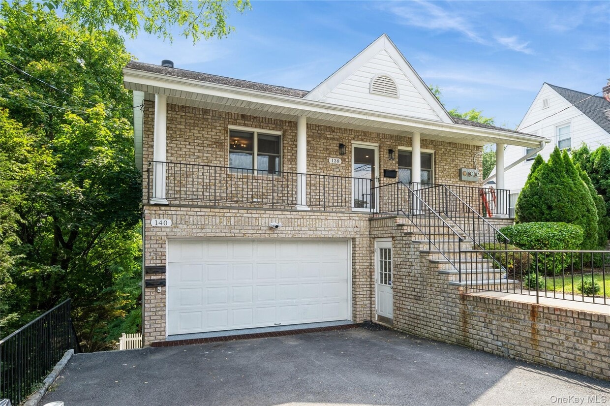 Primary Photo - 140 Woodside Ave