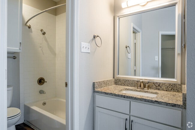 2 habitaciones, 2 baños - 865 pies cuadrados - Green Tree Place